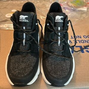 Women’s Sorel Shoe Size 7 Black and White suede/wool